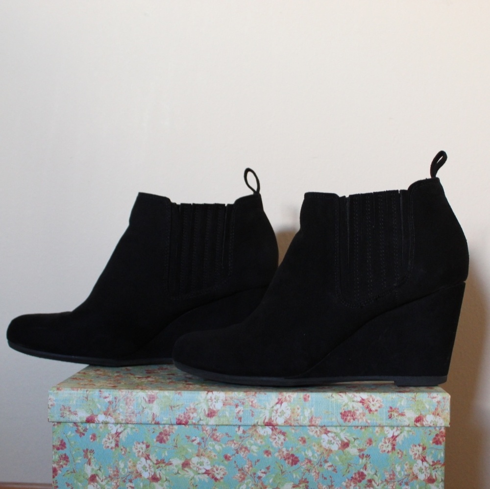 American Eagle Black Wedges